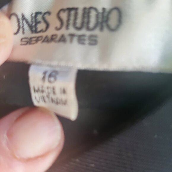 Dress in Black Sleeveless Sheath Style with a back zipper. Knee length, classic - Picture 5 of 7